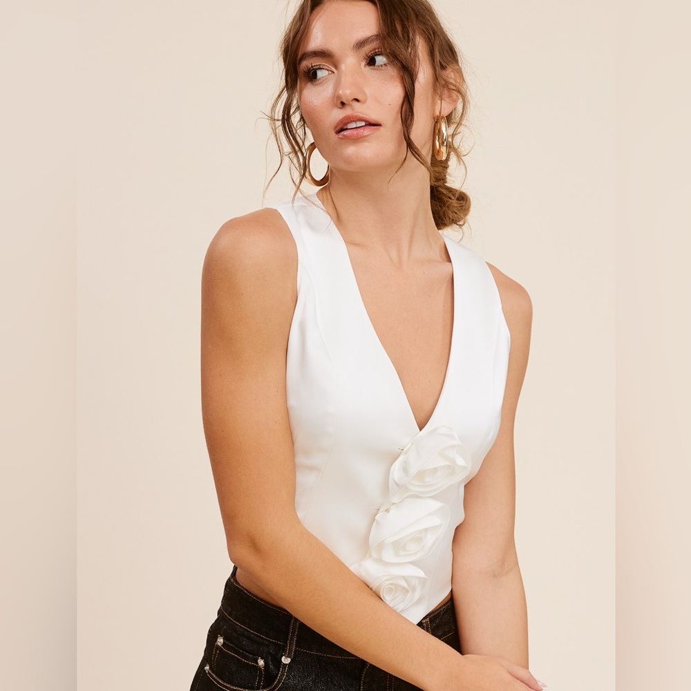 Elegant White Sleeveless Top with Floral Detail